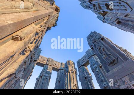 Monumento conosciuto come Cronaca della Georgia o Stonehenge della Georgia, a Tbilisi, Georgia. Foto Stock