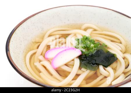 Tagliatelle di udon giapponesi in una ciotola di ceramica Foto Stock