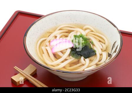 Tagliatelle di udon giapponesi in una ciotola di ceramica Foto Stock