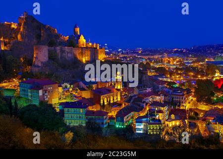 Skyline di Tbilisi e Castello di Narikala, Tbilisi, Georgia Foto Stock