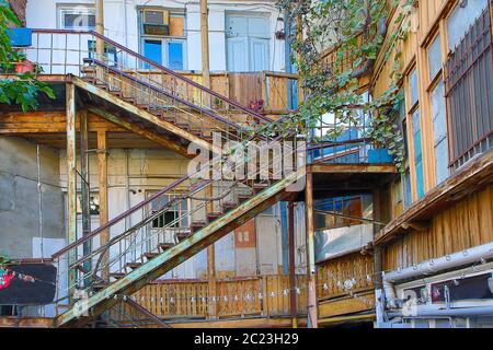 Case di epoca sovietica nella parte vecchia di Tbilisi, Georgia Foto Stock