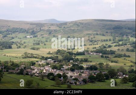 Castleton villaggio nella Hope Valley guardando attraverso il sentiero fino a Hollins Cross sulla Great Ridge Foto Stock