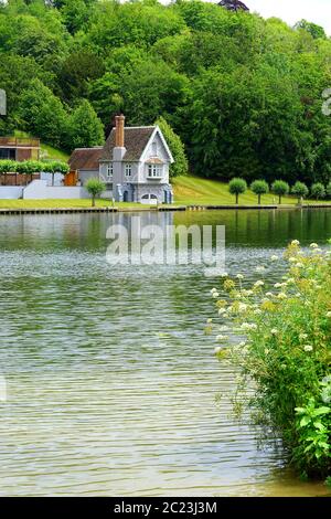 Boathouse sul Tamigi vicino a Marsh Lock, Henley Foto Stock