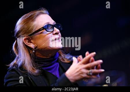 Carrie Fisher parla della sua carriera di romanzi e film al Festival di Hay il 24 maggio 2014. ©PRWFotografia Foto Stock