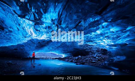 Grotta di ghiaccio al ghiacciaio di jokulsarlon in Islanda Foto Stock