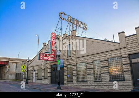 06-14-2020 Tulsa USA - Sala da ballo Cains - famoso Honky-Tonk con pista da ballo caricata a molla - deserta al mattino presto con luce in una finestra Foto Stock