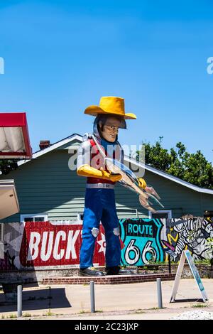 06-14-2020 Tulsa USA - Spaceman con attrazione a razzo a lato della strada a Bucks su 66 situato sulla vecchia Mother Road Route 66 Foto Stock