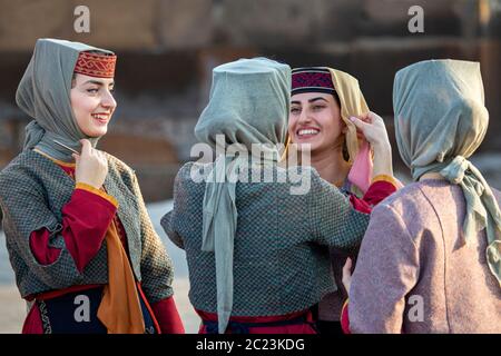 Donne armene in costume nazionale, a Yerevan, Armenia Foto Stock