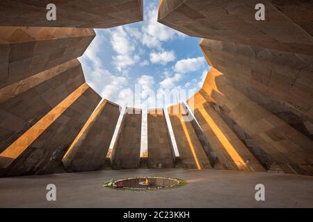 Memoriale del genocidio armeno e la sua fiamma eterna, a Yerevan, Armenia Foto Stock