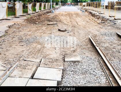 Riparazione dei binari del tram nella città di Mosca - interrotta la vecchia strada del tram e la posa di nuovi binari del tram via Foto Stock