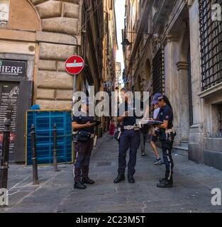 Genova - 20 agosto 2019: Ufficiali della polizia locale che parlano per via di Genova, regione Liguria, Italia Foto Stock