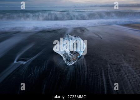 Diamond Beach, blocchi di ghiaccio in una spiaggia di sabbia nera Foto Stock