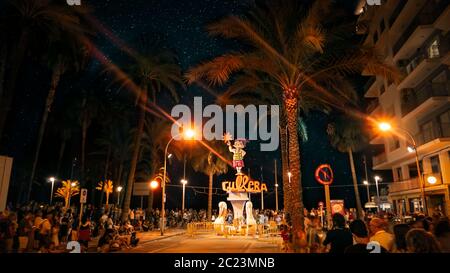 Festa dei falò sulla spiaggia del Mar Mediterraneo a Valencia, Spagna. San Juan, festa di San Giovanni sulla spiaggia nell'Europa del Sud Foto Stock