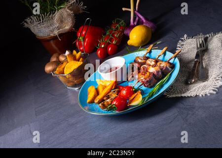 spiedini di shashlik di bestiame con verdure alla griglia su un caucasico Foto Stock