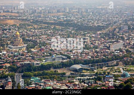 Vista aerea su Tbilisi, capitale della Georgia. Foto Stock