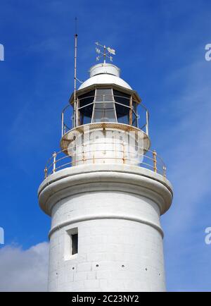 la cima del vecchio faro storico bianco di paphos cipro con cielo blu Foto Stock