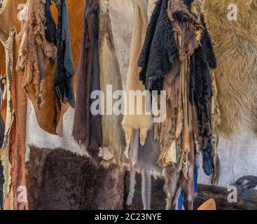 Vari pensili e pelliccia Pelli visto in un mercato medievale Foto Stock