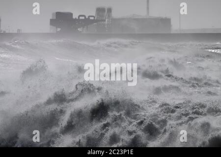 Parete nord del porto di Leixoes durante la tempesta pesante vedendo la sua vecchia e iconica gru (Titan), costa portoghese settentrionale (attenzione in primo piano) Foto Stock