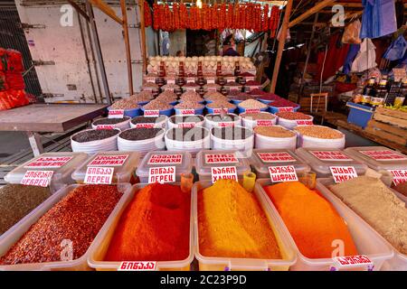 Spezie e cereali diversi in vendita nel bazar noto come bazar deserters, a Tbilisi, Georgia Foto Stock