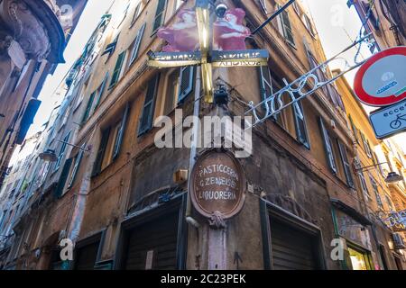 Genova - 20 agosto 2019: Tipica stradina di Genova con caffè, negozi e facciate multicolore di edifici, Liguria, Italia Foto Stock