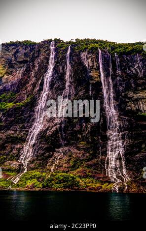 Vista panoramica sulla cascata Seven Sisters e sul Geirangerfjord in Norvegia Foto Stock
