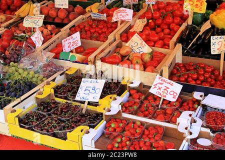 Grande mercato degli agricoltori in stallo riempito con frutta organica Foto Stock