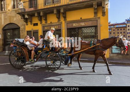 FIRENZE ITALIA - 14 AGOSTO 2016: Carrozza a cavallo nel centro storico su Ausust 14, 2016 a Firenze Italia Foto Stock