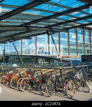 Parcheggio biciclette aeroporto di Kastrup Danimarca Foto Stock