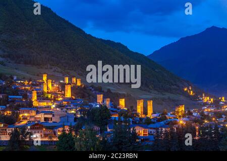 Vista sulla città di Mestia nelle montagne del Caucaso, Georgia Foto Stock