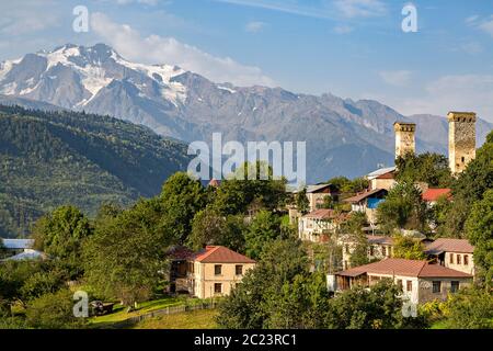 Case di villaggio con torri in Montagne del Caucaso, Georgia Foto Stock