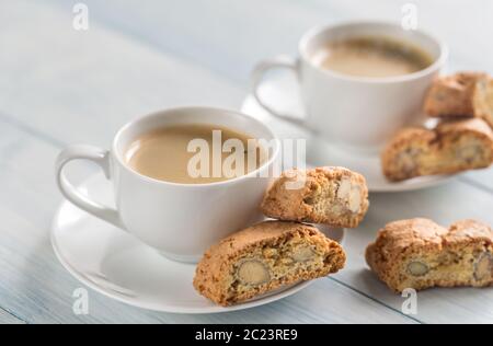 Due tazze di caffè con cantuccini Foto Stock