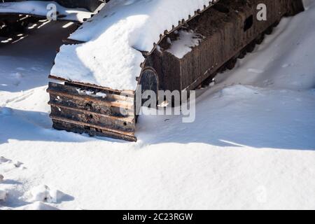 Parte di industriali pesanti tracce continua ombra di colata sulla neve. Foto Stock