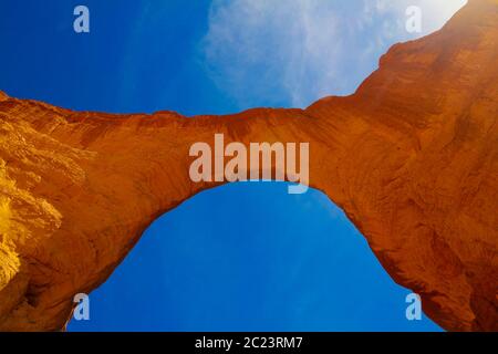 Vista dal basso verso l'alto formazione rocciosa astratta sull'altopiano Ennedi aka Arca di Aloba in Ciad Foto Stock