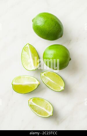 Il verde fettine di lime sul tavolo da cucina. Foto Stock