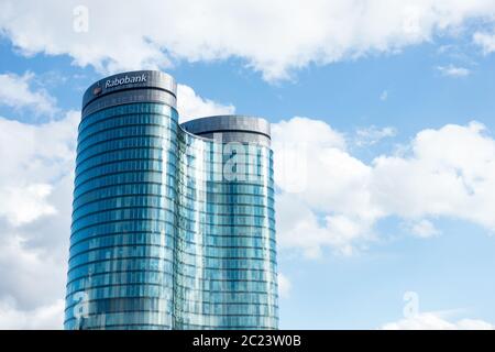 UTRECHT / PAESI BASSI - 8 MARZO 2019: Facciata con cielo blu della banca olandese Rabobank sede centrale soprannominato i Binocoli Foto Stock