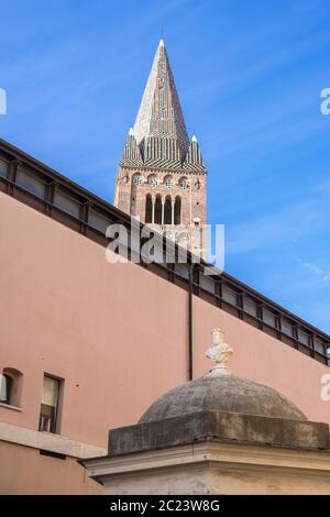 Genova - 20 agosto 2019: Vista sul campanile della chiesa di Sant'Agostino o Chiesa di Sant'Agostino nella città vecchia di Genova, regione Liguria Foto Stock