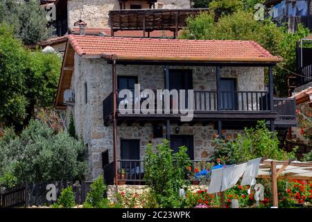 Hotel Sahil Pension Turchia, Kaleuchagiz, un villaggio per ricchi visitatori, sulle rovine della città antica di Kekova. Foto Stock