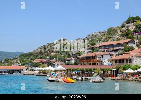 Hotel Sahil Pension Turchia, Kaleuchagiz, un villaggio per ricchi visitatori, sulle rovine della città antica di Kekova. Foto Stock