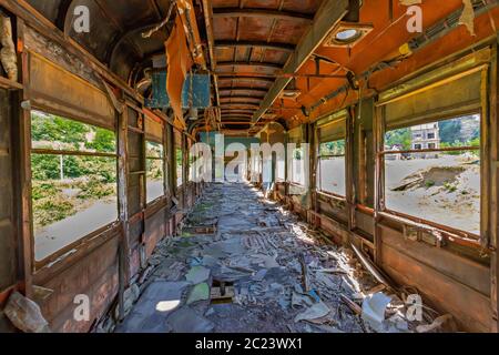 Abbandonato treno dell'era sovietica in Georgia, Caucaso Foto Stock