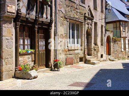 Moncontour in der Bretagne, Frankreich - Case medievali a Moncontour, Cotes d'Armor, Bretagna, Francia Foto Stock