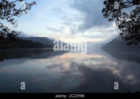 Ullswater riflessioni all'alba, nel Distretto dei Laghi Inglese Foto Stock