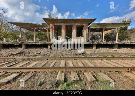 Binari ferroviari e stazione ferroviaria abbandonata dall'era sovietica in Georgia Foto Stock