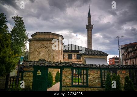 Vista esterna della Moschea a puntini Alaca Cami Kalkandelen Tetovo, Macedonia del Nord Foto Stock