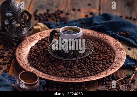 Tazza di caffè turco con il baklava su metallo vassoio orientali Foto Stock