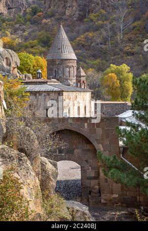 Monastero di Geghard nei colori autunnali, Armenia Foto Stock