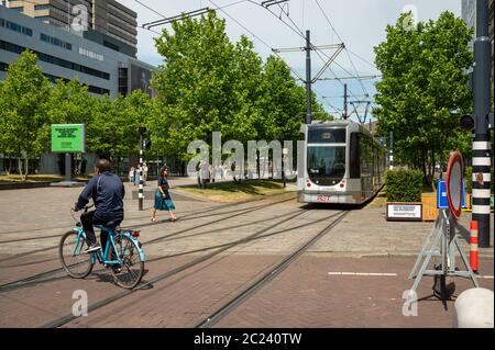 Tram su Kruisplein, nel centro di Rotterdam, Paesi Bassi. Persone visibili. Foto Stock