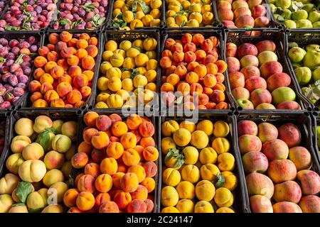 Varietà di frutta nel mercato Foto Stock