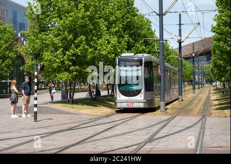 Tram su Kruisplein, nel centro di Rotterdam, Paesi Bassi. Persone visibili. Foto Stock