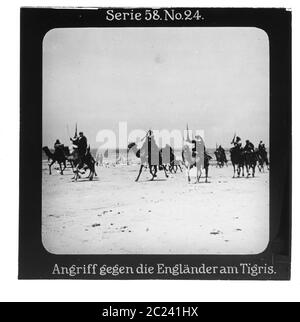 Proiezione für alle - Der Weltkrieg: An der Türkischen Front. Serie 58. N. 24. Angriff gegen die Engländer am Tigris. Großbritannien und dem Osmanische Reich.- Die Firma „Projection für alle" wurde 1905 von Max Skladanowsky (1861-1939) gegründet. Sie produzierte bis 1928 fast 100 Serien zu je 24 Glasdias im Format 8,3 x 8,3 cm im sog. Bromsilber-gelatina-Trockenplatten Verfahren. Die Serien umfassten Städte, Länder, Landschaften aber auch Märchen und Sagen, das Alte Testamento und den Ersten Weltkrieg Foto Stock