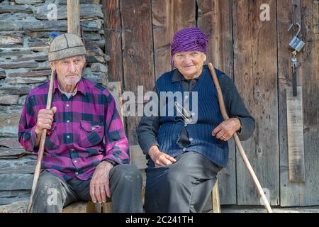 Anziana coppia georgiana nelle montagne del Caucaso, a Ushguli, Georgia. Foto Stock